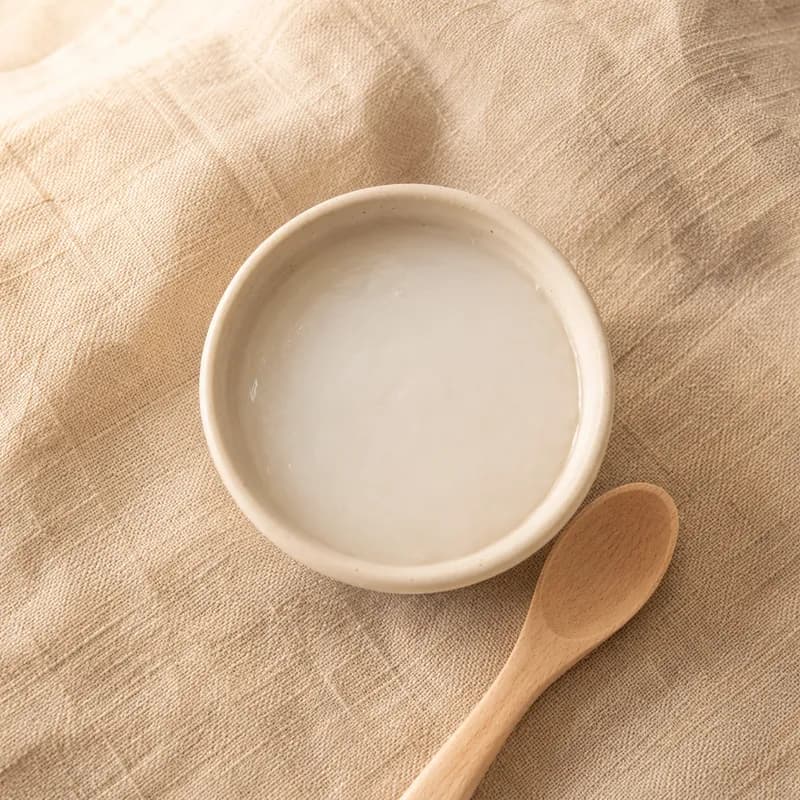 초기 이유식을 시작하는 아기